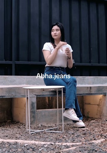 Throwback to the 70s but make it modern. Defini celana yang bikin kelihatan tinggi instan! Classic never goes out of style. 🎞️ #cutbray #flarepants #ootdcutbray #celanacutbray #fashiontrends