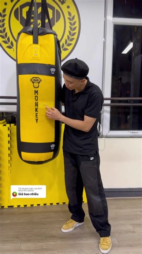 Trả lời @DUY NGUYỄN SWISS Bao Monkey này đã được phòng tập Monkey Boxing dùng trong hơn 1000 ngày với cường độ đánh rất cao. Cá nhân Ngọc rất thích những bao cũ như thế này vì bao boxing càng lâu năm lõi bao càng đầm, nhưng vì đã xuất hiện một vết xước nên phải thay để đảm bảo phòng tập luôn mới mẻ làm hài lòng hội viên. Anh em nào cần bao thì qua mang về nha mình tặng free. #nghiêmngọc