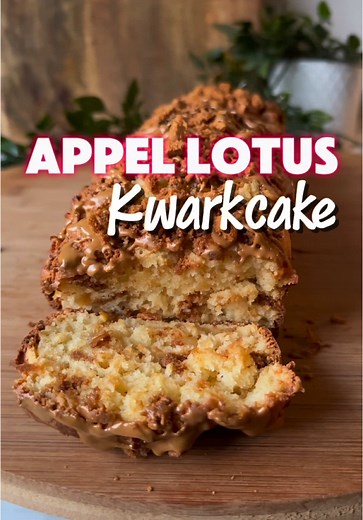 Appel Lotus Kwarkcake 🍏🍪 @healthylittlestomach Zachte cake, gekaramelliseerde kaneelappeltjes en die heerlijke crunch van Lotus koekjes… Dit wil je! 😍 Supermakkelijk om te maken en de gesmolten Lotus Biscoff bovenop maakt ‘m helemaal af. Wat heb je nodig? •\t1 pak Koopmans Kwarkcake mix •\t1 pakje zuivelspread light (i.p.v. kwark) •\t3 eieren •\t2 eetlepels water •\t6 Lotus koekjes •\t2 eetlepels Lotus Biscoff creamy •\t1 tl kaneel •\t1 appel Zo maak je het: 1️⃣ Snijd de appel in kleine stukj