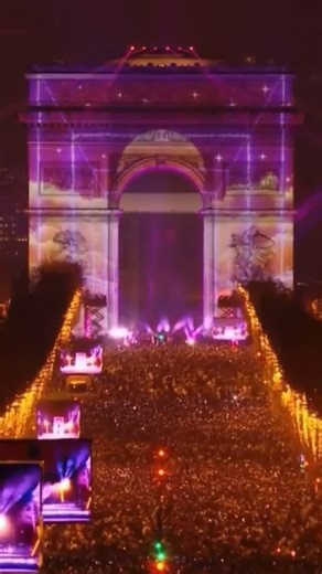 JULIEN GRANEL on Instagram: "Paris, il y a un an, 1 million de personnes sur la plus belle avenue du monde ❤️ Merci à chaque personne qui a rendu cette année 2025 si folle et… totalement inattendue, 2026 + d’amour + de vrai + d’art + de rire + de joie, suivez votre instinct, vos convictions, vos idées, et surtout, même si ça prend du temps, même si vous vous sentez de côté, créez, bousculez votre quotidien, et amusez vous ❤️ à bientôt j’espère ❤️"