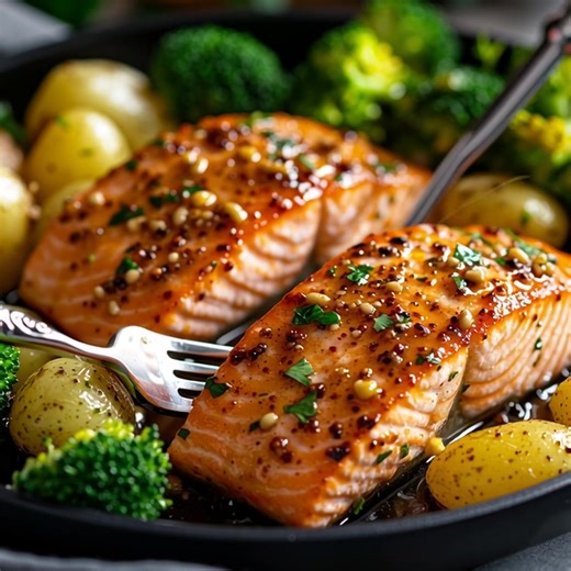 Saumon au Miel et Moutarde avec Pommes de Terre & Brocoli Ingrédients (pour 2 personnes) 2 filets de saumon épais, bien frais 2 c. à soupe de miel 1 c. à soupe de moutarde (de Dijon ou à l’ancienne) 1 c. à soupe de jus de citron 1 gousse d’ail hachée (facultatif) Herbes fraîches : persil ou aneth Sel & poivre 2 pommes de terre 1 petit brocoli 1 filet d’huile d’olive .................. 𝐋𝐚 𝐫𝐞𝐜𝐞𝐭𝐭𝐞 𝐜𝐨𝐦𝐩𝐥𝐭𝐞 👇 | Recettes de Grand-Mère
