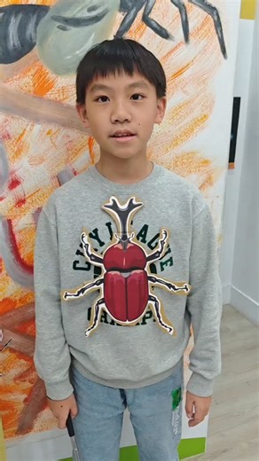 🐞✨ G2-Winter Insect Project Presentation ✨🐞 弋果美語 冬季成果發表 這個冬天，我們把教室變成孩子們的 小小昆蟲研究室 🔬🌿 孩子們不只是認識昆蟲名稱， 像 beetle、dragonfly、Grasshopper這些昆蟲，他們早就能輕鬆說出名字 😸 所以我們把挑戰提升——不只是會說，而是能 完整理解昆蟲的身體結構、用英文清楚表達 🌐✨ 孩子們學到昆蟲身體的三大區塊，每個部分都有自己的重要功能： • Head – 感知世界、吃東西、看東西 🧠 • Thorax – 支撐六隻腳和翅膀，讓昆蟲能跑、能飛 🦵🪽 • Abdomen – 消化與儲存能量的地方 🍃 • Antennae – 感受氣味與觸碰，像小小感應器 📡 這不只是背單字，而是理解後的 知識輸出與應用 💡 每位學生都獨立完成： 📝 英文重點統整 🎨 昆蟲主題海報設計 🎥 全英文個人影片發表 從資料整理、句型組織，到鏡頭前自信開口，這是一場屬於他們自己的成果展示 🌟 🎬 這一支發表影片主題： Beetle Dragonfly Grasshopper 你會聽