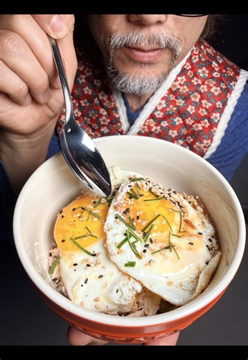 Making struggle meals for my kids #egg #rice Ingredients: - 1/2 can of tuna - 2 eggs - one bowl of rice - 1 tsb of soy sauce - Drizzle of sesame oil - garnish with sesame seeds and green onions