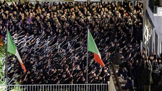 Sute de italieni au făcut salutul fascist în timpul unei manifestații, la Roma. Poliția vrea să-i identifice pe toți