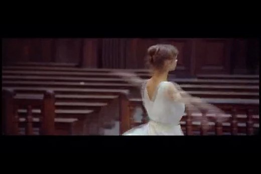 Les Uns et les Autres 🩰 Claude Lelouch (1981). Moscú en 1936. Tatiana (Rita Poelvoorde) hace una audición para convertirse en la primera bailarina de Teatro Bolshói. Uno de los jueces, Boris Itovitch (Jorge Donn) la mira fijamente sintiéndose atraído por ella. Tatiania no aprueba la audición, y no será la 1era bailarina del Bolshoi; pero se casa con Boris. Mas adelante tendrán un hijo, Sergei (también interpretado por Jorge Donn), quien luego se convierte en un gran bailarín como sus padres. La