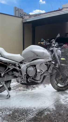 Fer Batista 🦊 on Instagram: "Produtos que uso pra lavar a moto : Foxy: corrente Delet: pneus v floc: lavagem geral Alumax : escapamento Blend: cera líquida (tanque e carenagem) Restaurax :partes plásticas Tyrant : pretinho do pneu Grafite spray : corrente A maior parte dos produtos é da @vonixx O banquinho maleta é da @havanoficial #vonixx #lavagemdemoto #mulherdemoto #fz6 #tutorrial"