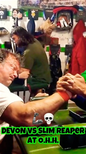 Devon Larratt vs Slim Reaper Using Two Arms! Crazy Armwrestling Training At The Club!🎃☠️#devon #fyp