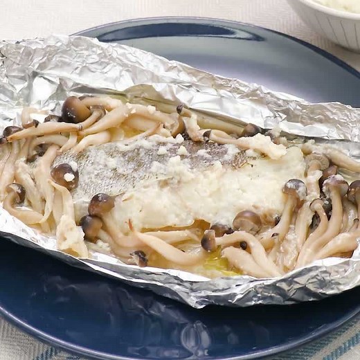 塩麹を使って！ タラとしめじのホイル焼きのレシピ動画・作り方 | デリッシュキッチン