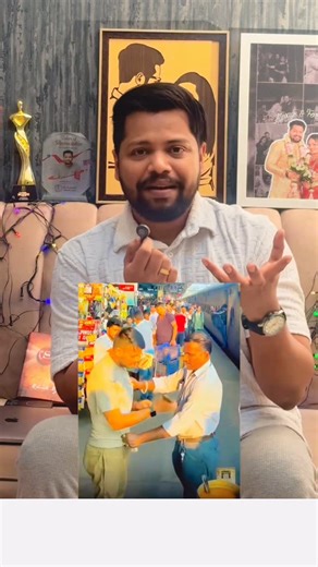 Vipin Venu on Instagram: "ഇവിടെ സംഭവിച്ചത് ഒരു സാധാരണ സംഭവം അല്ല…💭 ട്രെയിനില്‍ Samoosa വാങ്ങിയ യാത്രക്കാരന്‍ പണമടയ്ക്കാന്‍ Qr code scan ചെയ്യാൻ ശ്രമിക്കുമ്പോള്‍ Error ആകുന്നു, ട്രെയിന്‍ ഓടിത്തുടങ്ങുന്നു… വില്‍പ്പനക്കാരന്‍ വിടുന്നില്ല പിടിച്ചുനില്‍ക്കുന്നു, അവസാനം യാത്രക്കാരന്‍ തന്റെ Apple Watch കൊടുക്കുന്നു!⌚😅 ഇതുപോലെതന്നെ നമ്മുടെ കേരളത്തിലും ഒരു എന്റെ favorite യൂട്യൂബ് വ്ലോഗര്‍ @indrajith_vlogy ഭക്ഷണം പണമില്ലെന്ന് പറഞ്ഞ ഒരു പ്രാങ്ക് ചെയ്തപ്പോൾ തട്ടുകട ഉടമ ചിരിച്ചുകൊണ്ട് വിടുകയായിരുന്നു ❤️ ഇരു