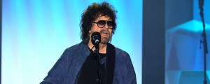 Jeff Lynne Performs ELO’s Farewell Tour With Broken Hand: “Nothing Would Keep Me Away From You”