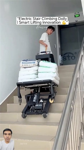 Galing👍 Ctto:📷 Guys, let’s watch this! 😮 This tool is so amazing — it’s called an electric stair climbing dolly or rechargeable stair climber. It’s used to lift and move heavy items like washing machines, water gallons, or sacks up and down the stairs without having to carry them manually! 💪 It has a rechargeable battery and an electric motor that drives the wheels, making it safe, stable, and perfect for reducing fatigue or injuries during work. This is truly a smart invention for delivery 