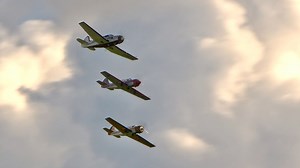 一架雅克-18T和两架雅克-52初教机飞行展示