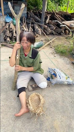 🎁 A Special Gift for the Homeless Beggar Woman Who Lost One Leg