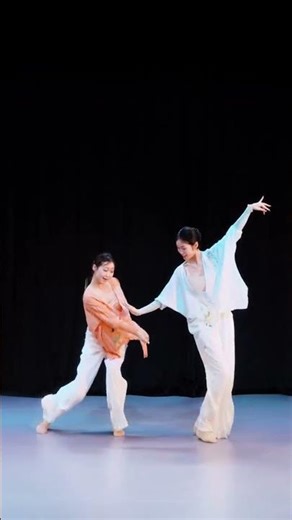 Vibrant Spring Rap: Energetic Performance by Yilin SpringVibes