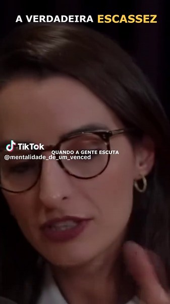 Muita gente acha que escassez é falta de dinheiro… Mas às vezes o maior problema é o medo de crescer, investir e sair da zona de conforto. Quem vive preso ao medo, nunca experimenta o próximo nível. 🚀 Créditos: Jessica Campana 🎙️ #mentalidade #escassez #motivacao #desenvolvimentopessoal #mindset
