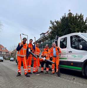 Het werk van onze afvalhelden gaat altijd door. Ze gaan door wind en regen, 's nachts, in de weekenden en ook op feestdagen. 🌬️🌧️ 🙏 Voor het schoonhouden van onze stad. 💚 Geef jij onze afvalhelden een 👍? #WeekvandeAfvalhelden | Gemeente Rotterdam