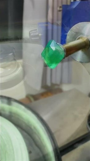 Emerald cutting – the magic of light in a gemstone