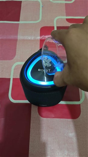 The robot with the beads is very beautiful.