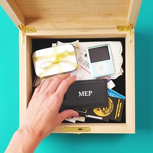 Alle kostbaren Erinnerungen an einem Ort 😍 Stellt Euch eine eigene Erinnerungsbox zusammen und sammelt darin all Eure instax Sofortbilder! So könnt Ihr immer wieder eure schönsten Momente herausholen und in Erinnerungen schwelgen 😊 👉 Jetzt entdecken: https://www.fujifilm-instax.de/film/ | instax.de