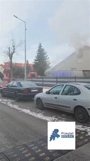 [Skarbimierz Osiedle – pożar domku mieszkalnego] Edit 2: [Podziękowania strażaków]. Strażacy biorący udział w akcji, za naszym pośrednictwem pragną podziękować jednej z mieszkanek Skarbimierza, która podczas prowadzonych działań dowoziła ciepłe napoje. To właśnie takie małe gesty pomagają tworzyć silną i zgraną społeczność lokalną. Edit: [Nikt nie ucierpiał, niestety dom na chwilę obecną nie nadaje się do zamieszkania]. Według pierwszych informacji jakie uzyskaliśmy, w pożarze nikt nie ucierpiał