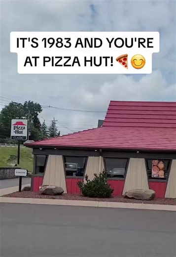 That classic red-roof Pizza Hut, endless salad bar, fresh pan pizza straight from the oven, and the whole crew packed into a booth after the game. 🍕🍕Pure 80s/90s magic! 🪄Who else has serious nostalgia for the old-school spots?🥰🥰