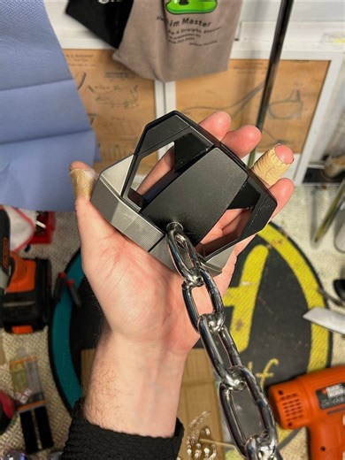 I was weighing up which putter that I should add this chain link shaft too next which is when I thought of adding it to this fake spider zt putter . I have a few fake putters that I cant do anything with I only bought them for reviews mainly and making content with so naturally this was a nice fit . I actually think it goes well together and does make for a nice art piece . The shaft by itself weighs 400 gram and was made by @plsmithed who take orders on loads of welding projects like this - che