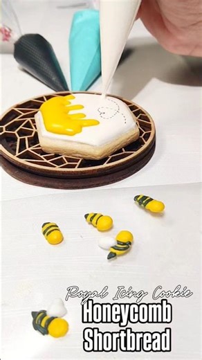 How to decorate homebaked cookies #royalicingart #shortbread
