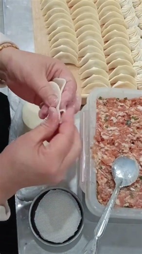Before filling the dumpling stuffing, the wrapper is placed on an oiling tool to prevent sticking.