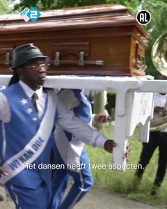 Vier het leven, ook al ben je gestorven! Bij een Surinaamse uitvaart is er ruimte voor zowel verdriet als dankbaarheid voor het leven. Rituelen, zoals zang en dans spelen hierbij een belangrijke rol. ❤️ Stream Zin in morgen elke zaterdag om 18:45 uur op NPO 2 of kijk terug via NPO Start. | KRO-NCRV