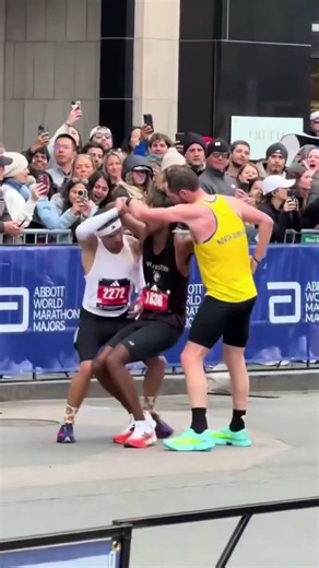 Un momento inesperado cambió el final del Maratón de Boston.