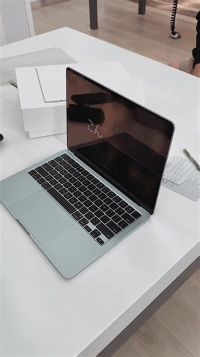 Unboxing Time🎊🎊!! Macbook Air M4 Sky Blue, warnanya cantik bangettttt. 📍Digimap Blitar Square - Cash - Debit/Credit Card - Paylater (Home Credit Indonesia, Akulaku, Spaylater) #kediri24jam #blitar24jam #digimap #infoblitar #blitar