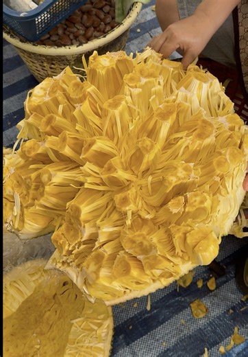Expert Jackfruit Cutting Skills in Bangkok Market