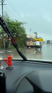 ये बारिश नहीं रोक सकती मुझे ….🙏🏼 निस्वार्थ सेवा की इस राह में एक दिन जान भी देना पड़ी तो ख़ुद को शाहिद मानूँगी ♥️🌍 आज घर से बाज़ार जाते वक्त ये बच्ची नज़र आई जो इस हालत में थी 🙏🏼 ये रेस्क्यू आसान नहीं था क्योंकि एक साल पहले मुझे ऐसे रेस्क्यू में साँप ने काटा था मन में डर था लेकिन मन को माना कर आगे बढ़ा लेना माँ की ममता है सुरक्षित रेस्क्यू सफल हुआ 🙏🏼 अगर आप इस बच्ची के इलाज में मदद करना चाहते है तो आगे आए 8085388560 WhatsApp पर मुझे जुड़े 🙏🏼 | Shivkanaya Jeev Ashray