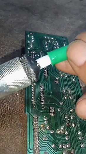17K views · 1.3K reactions | how to remove a seven segment display with simple tools #desoldering #tips #atractor #soldersucker #desolderingpump #sevensegment | Andi Distorsing | Facebook