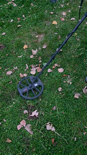 6.4K views · 36 reactions |  Minelab vs. Garrett Vortex vs. Apex – și rezultatul e o adevărată surpriză!  Am pus detectoarele la treabă! Am săpat o groapă, cu fier pe un perete și o monedă pe celălalt. Testul: care detector reușește să vadă doar moneda, fără să se încurce în fier? #geardetect #rodetecting | RO Detecting | Facebook