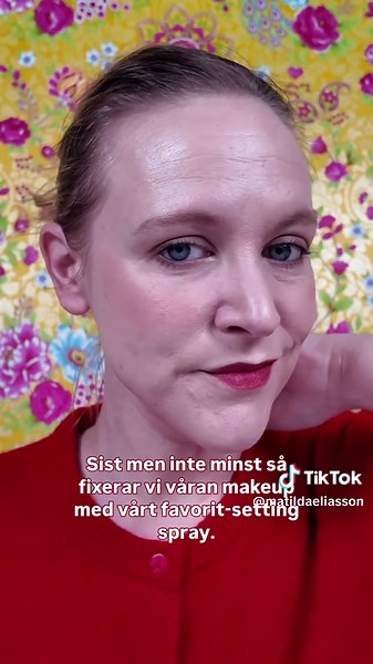 En enkel julsminkning som passar perfekt för kvinnor 40 . Naturligt, fräscht och tidlöst 🎄✨ 🎨 Produkter i videon: @Pat McGrath Labs Skin Fetish - Sublime Perfection Foundation & Sublime Perfection Longwear Blurring Setting Spray @tarte cosmetics Shape Tape Radiant Concealer @Hourglass Cosmetics Ambient Soft Glow Foundation Brush & Vanish Seamless Finish Concealer Brush @Xlash Brow Builder Soft Brown @Smashbox Cosmetics Cover Shot Eyeshadow Palette, Matte @Lancôme Le Crayon Khôl Eyeliner Pencil