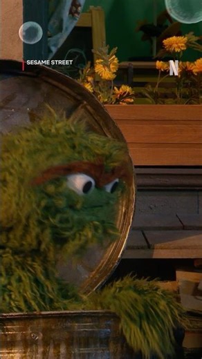 Nothing like a nice stinky bath 🧀🪱 Sesame Street is now playing on Netflix!
