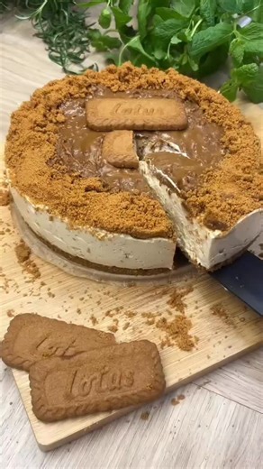 Dietetyk Trener • Zdrowe, szybkie przepisy • 80/20 • Odchudzanie on Instagram: "Skomentuj słowem „APLIKACJA” i dołącz do aplikacji dietetycznej 📲🔥 Aplikacja jest dla Ciebie, jeśli: ✅ chcesz schudnąć jedząc smacznie i bez restrykcji, ✅ potrzebujesz gotowych, prostych przepisów na każdy dzień, ✅ masz insulinooporność, niedoczynność tarczycy lub PCOS i szukasz realnego wsparcia, ✅ cenisz wygodę – lista zakupów i gotowe jadłospisy oszczędzają Twój czas, ✅ chcesz mieć wszystko w jednym miejscu: lic