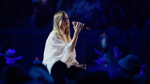 LeAnn Rimes reveals that her teeth fell out mid-performance