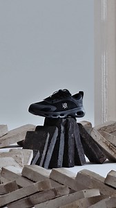The distant beat of footsteps on concrete, swift movements and sculptural silhouettes: the Cloudsolo was crafted for the city and beyond. LOEWE × On https://dream-on.co/LOEWEXOn | On