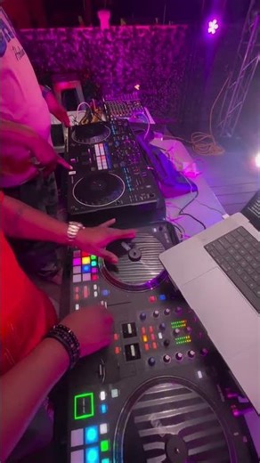 Mannie Fresh Scratching Live on Stage #MannieFresh #turntable
