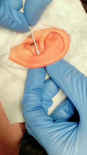 #😎 #piercings #fypシ #foryou #piercinglovers #cartilagepiercings #piercin #fyp #piercersoftiktok #piercing #foryoupage #tiktokpiercings #girlwithpiercings #orbitalpiercing