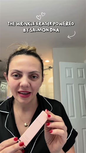 Botox balm with salmon DNA?! 😳✨ I apply it under my eyes, smile lines, and neck — and the glow is instant. Wrinkle-filling, glass-skin effect in one swipe 💫 This one stays in my bag 👀✨ #kahimultibalm #kahibeauty #glassskin #wrinklefiller #antiagingroutine