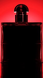 Betöre alle Sinne mit BLACK OPIUM OVER RED, dem über-sinnlichen Dufterlebnis mit saftig roter Kirsche von YSL Beauté. | YSL Beauty