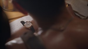 Da oggi nei cinema italiani: il film “Comandante” racconta la vera storia di Salvatore Todaro, Comandante del sommergibile Cappellini durante la Seconda Guerra Mondiale. Il protagonista, Pierfrancesco Favino, indossa un orologio Hausmann & Co., lo stesso orologio indossato in ogni occasione dal Comandante Todaro. Per il Gruppo Hausmann è Co. è un onore essere associati ad un uomo del calibro morale del Comandante Todaro che ha scritto un’importante pagina della storia italiana. https://hausman