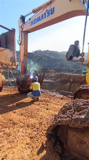 PC210 EXCAVATOR UNIT T71 – WELDING AND INSTALLING NEW BUCKET TEETH