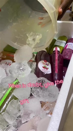 Health is still one of coolest gifts to give. You may not be able to afford that house now, but as for Juice, you can afford Juice for that special somebody. Preorder your box today 🙌🏾 #juicebox #juiceboxbyduks #christmas #dearsanta