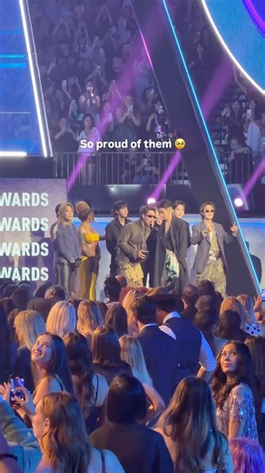 I just don’t understand how the people around them are not freaking out 😵 #bts #AMAs