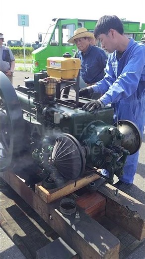 若者は巨大なエンジンを人力で始動する。2026郡山 ヤンマーディーゼルH16 youth starts the massive engine by hand. Yanmar Diesel "H16"