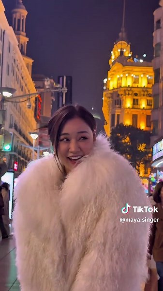 Mình đúng là Triệu Lộ Bốn có khác ra đường thì nổi bần bật cả con phố nhưng lại mất trật tự thế này làm sao mà gặp được ý trung nhân đây 🤣#Maya #Mayasinger #MayaInShanghai